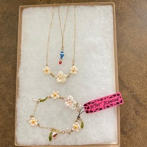 BETSET JOHNSON NECKLACE & BRACELET